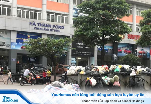Rác thải ùn ứ, chất đống ở ven đường Tôn Thất Thuyết đoạn gần bến xe Mỹ Đình.