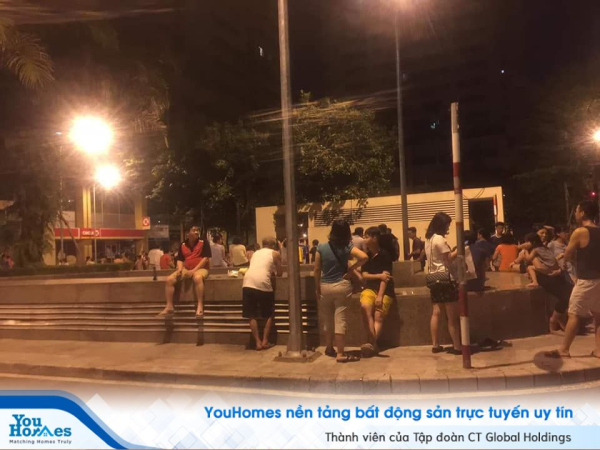 Nhiều người dân đã nhanh chóng chạy xuống dưới sảnh toà nhà