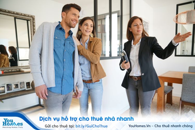 Với khách thuê là người nước ngoài bạn cần hết sức chú ý các thủ tục. Nhất là đăng ký tạm trú để tránh các rủi ro không đáng có.