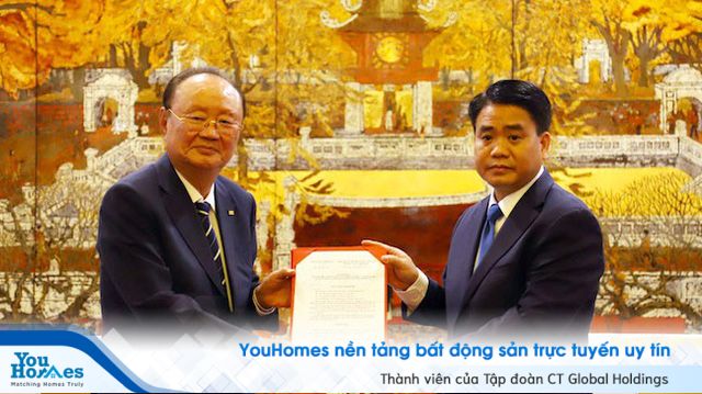 Đại gia Hàn Quốc chuẩn bị khởi công siêu dự án tổ hợp vui chơi giải trí gần 10.000 tỷ đồng tại Sóc Sơn - Ảnh 1. Chủ tịch UBND thành phố Hà Nội Nguyễn Đức Chung (phải) trao giấy chứng nhận đầu tư cho ông Lee Dae Bong, Chủ tịch Charmvit.