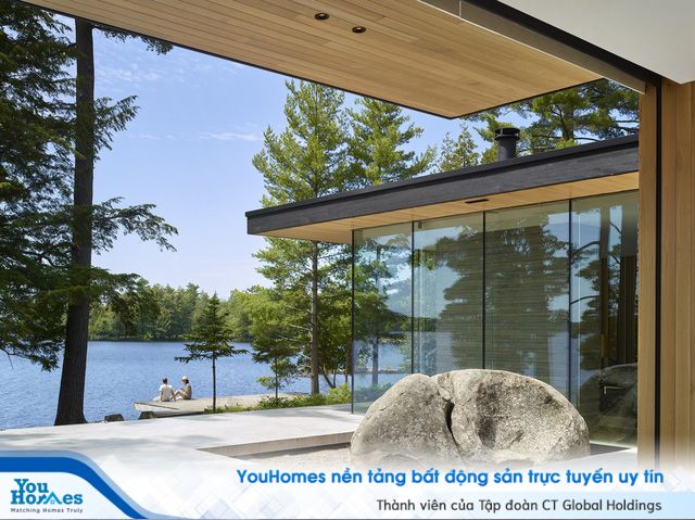 Ngôi nhà trên diện tích hơn 2.700 m2 có lưng dựa rừng thông cổ thụ, mặt hướng hồ - Ảnh 4.