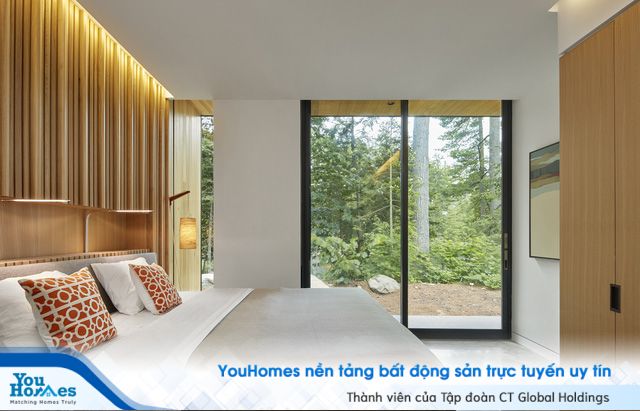 Ngôi nhà trên diện tích hơn 2.700 m2 có lưng dựa rừng thông cổ thụ, mặt hướng hồ - Ảnh 5.