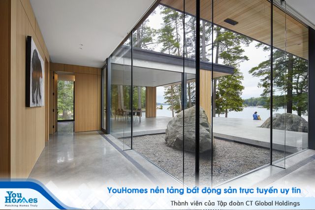 Ngôi nhà trên diện tích hơn 2.700 m2 có lưng dựa rừng thông cổ thụ, mặt hướng hồ - Ảnh 6.