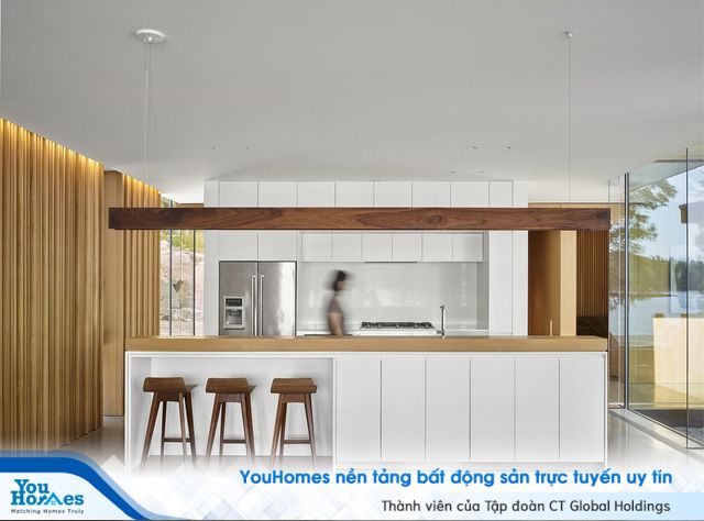Ngôi nhà trên diện tích hơn 2.700 m2 có lưng dựa rừng thông cổ thụ, mặt hướng hồ - Ảnh 9.