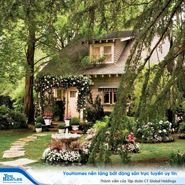 Tự tay trồng và chăm những giàn hoa để khu vườn thêm duyên dáng, rực rỡ.