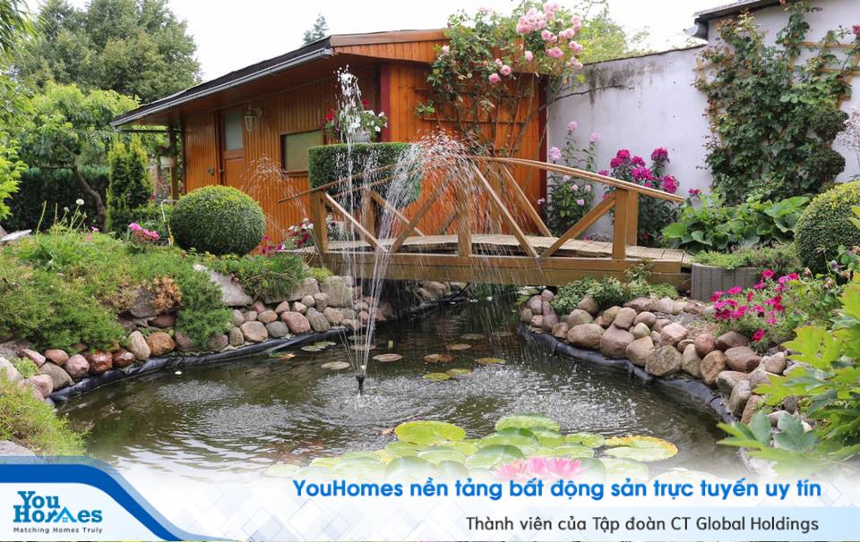 Một khu vườn với các loài cây ăn quả, các loài hoa nở rực rỡ cũng giúp cho ngôi nhà đẹp hơn, cuộc sống thêm phong phú.