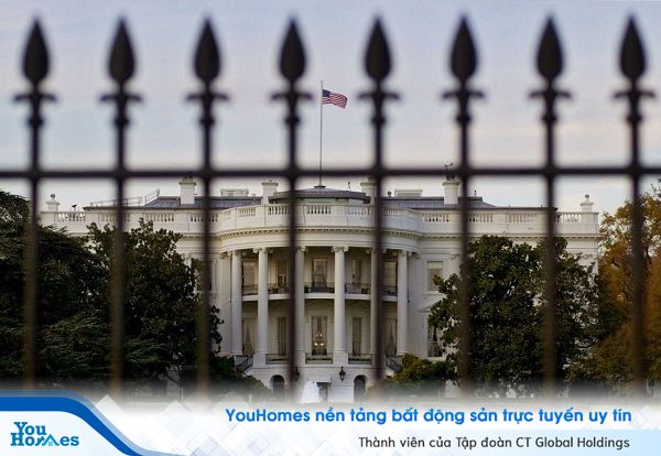 Tòa nhà thấp thoáng khi nhìn từ ngoài đường