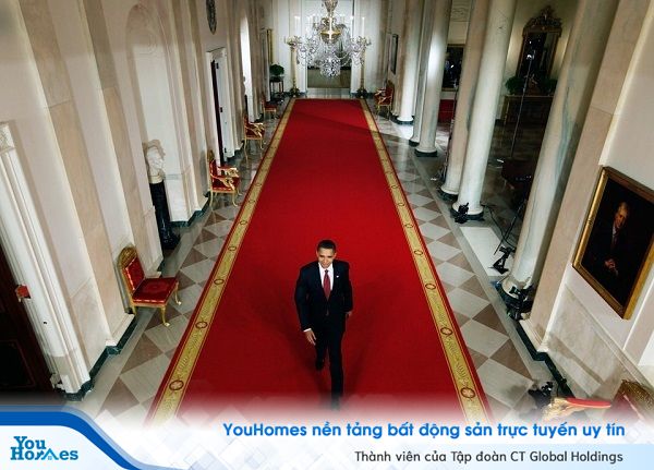Tổng thống Barack Obama đi xuống Cross Hall để tổ chức cuộc họp báo đầu tiên, Thứ Hai, ngày 9 tháng 2 năm 2009, trong Phòng phía Đông của Nhà Trắng ở Washington.