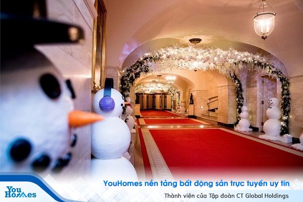 Hội trường Lower Cross được trang trí với các vòm "quả cầu tuyết" được tạo ra từ hơn 6.000 đồ trang trí và người tuyết xếp dọc hành lang trong Nhà Trắng