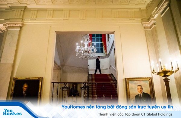 Một nhân viên mật vụ đứng bảo vệ trên cầu thang dẫn đến nơi ở của Tổng thống ở Nhà Trắng.