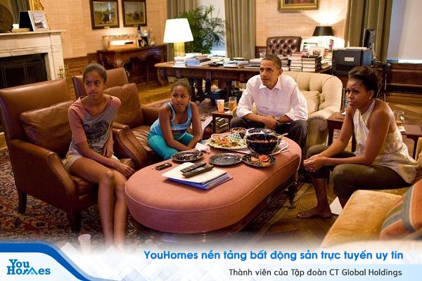 Tổng thống Barack Obama, Đệ nhất phu nhân Michelle Obama và hai cô con gái Sasha, Malia xem trận bóng đá World Cup giữa Mỹ và Nhật Bản ở văn phòng Hiệp ước