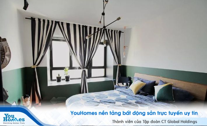 Phòng ngủ với những họa tiết bắt mắt từ rèm, chăn ga giúp không gian nghỉ ngơi thêm sinh động.