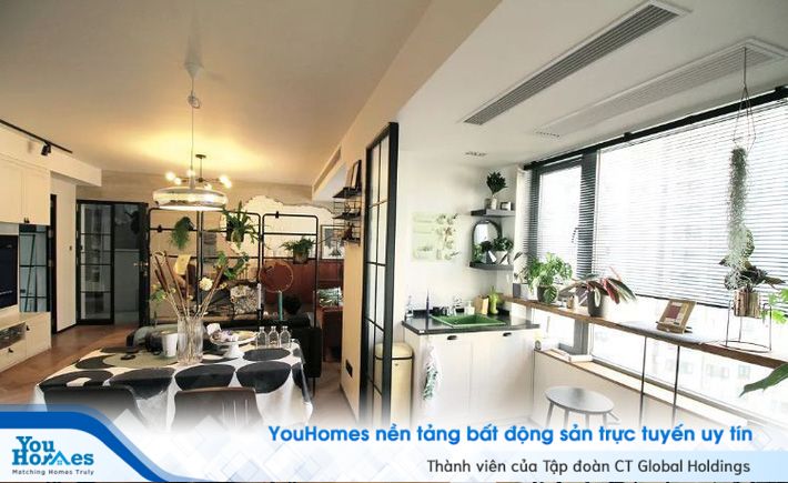 Bộ bàn ăn được đặt phía sau sofa và khéo léo phân chia không gian bằng khung kim loại.