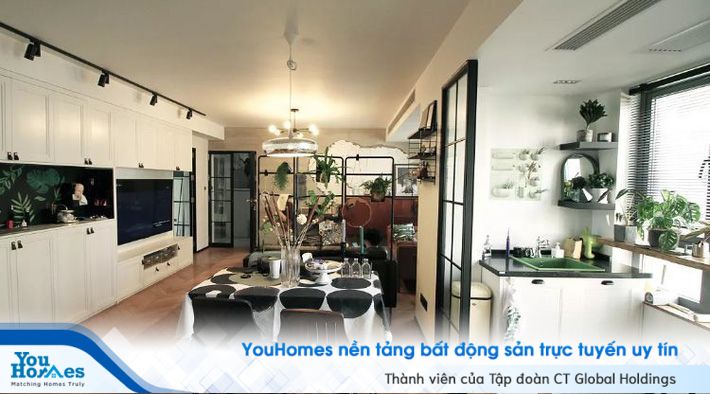 Không gian được chọn cách tách biệt các khu vực chức năng bằng vách ngăn kim loại màu đen nổi bật.