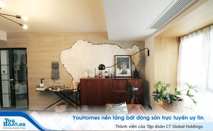 Góc phòng khách đẹp bình dị nhưng vẫn toát lên nét độc đáo từ cách decor sàn đến tường.
