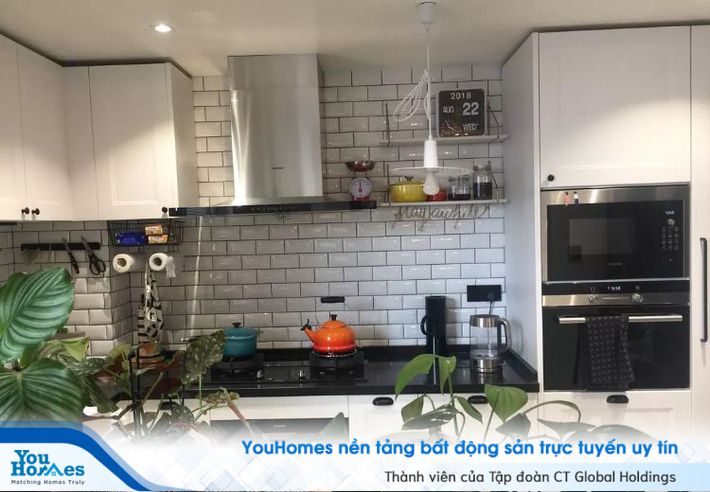 Góc bếp tiện nghi với đầy đủ thiết bị, đồ gia dụng hiện đại.