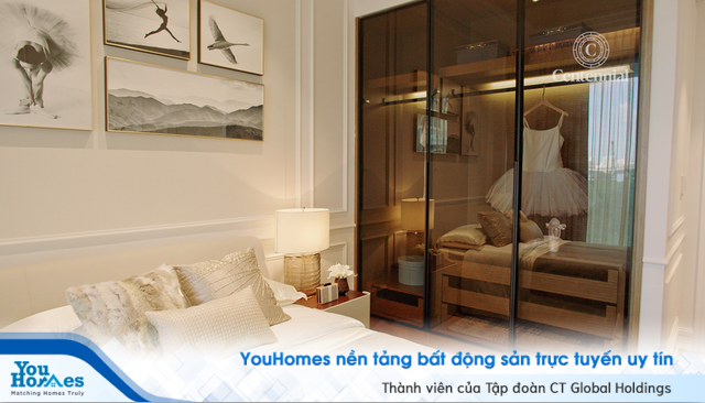 Tủ quần áo với thiết kế kính trong suốt, mang vẻ sang trọng và góp phần làm không gian rộng thoáng