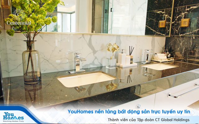 Xuất hiện trong phòng tắm là Delta (Mỹ) và Innoci (Đức) - những thương hiệu thiết bị phòng tắm và vệ sinh nổi tiếng thế giới, gây ấn tượng nhờ thiết kế đột phá, luôn cập nhật những xu hướng mới nhất về phong cách sống, tiện lợi và tinh tế trong từng chi tiết.