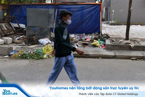 Nhiều người phải đeo khẩu trang mỗi khi ra đường.