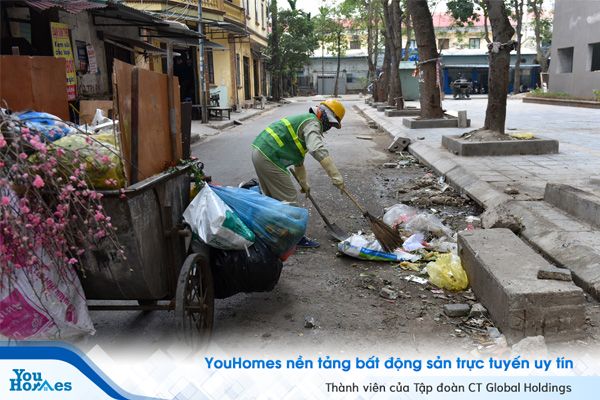 Rác người dân để bên đường thì được dọn nhưng rác ở bãi tự phát thì không. Chị công nhân vệ sinh môi trường cho biết bãi rác tự phát thuộc trách nhiệm của Ban quản lý chung cư chứ không phải của công ty chị làm.