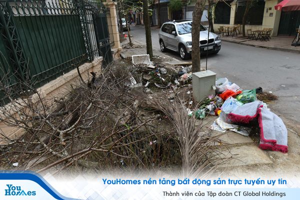 Trong khi bãi rác vây chung cư AZ Sky Định Công chưa được giải quyết xong thì cách đó khoảng 100 m, một bãi rác tự phát khác lại đang hình thành.