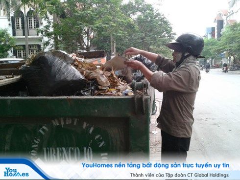 Những thùng rác "cực đại" bốc mùi trên vỉa hè khu đô thị Trung Hòa Nhân Chính