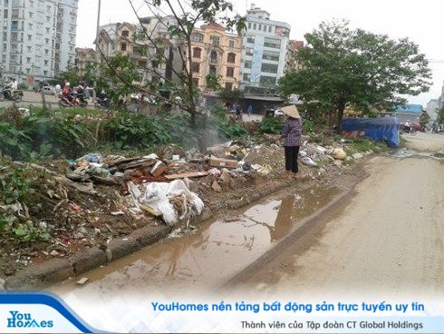 Một con đường đầy rác trong khu đô thị Yên Hòa