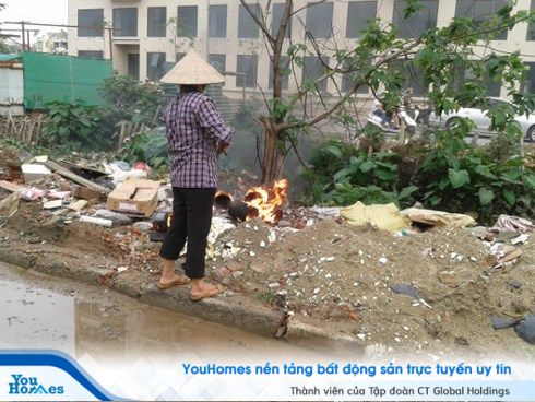 Đốt rác xả khói mù ngay trong khu đô thị.