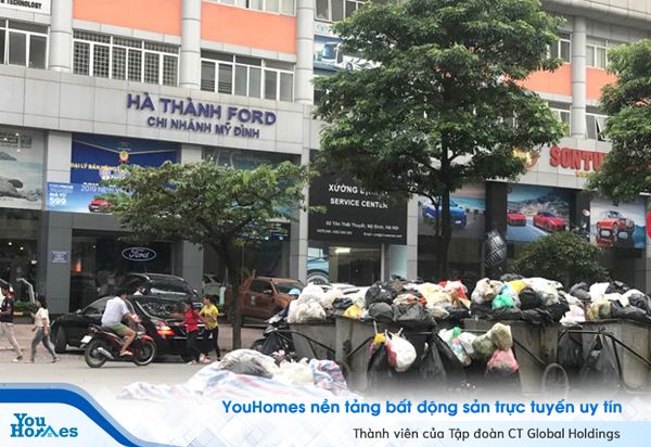 Rác thải ùn ứ, chất đống ở ven đường Tôn Thất Thuyết đoạn gần bến xe Mỹ Đình.