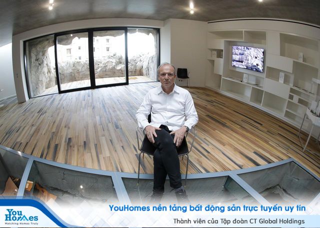 Jean-Pierre Lott trong phòng khách của biệt thự.