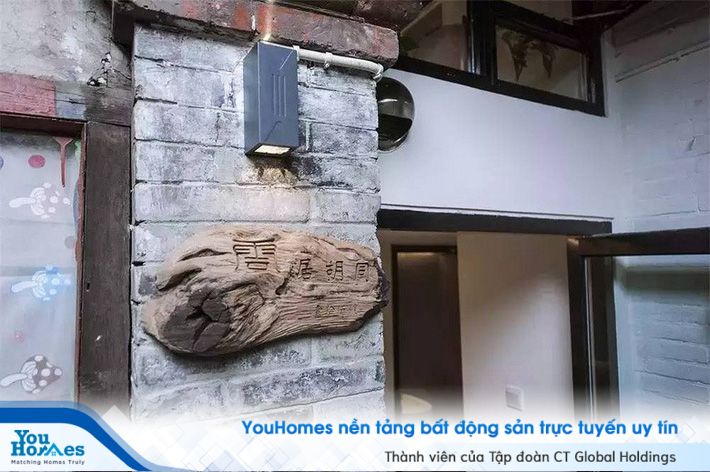 Lối vào nhà được cải tạo khá xinh xắn.