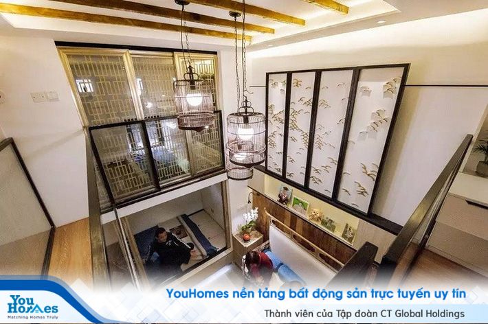 Phòng khách được bố trí ở khu vực trung tâm của ngôi nhà.