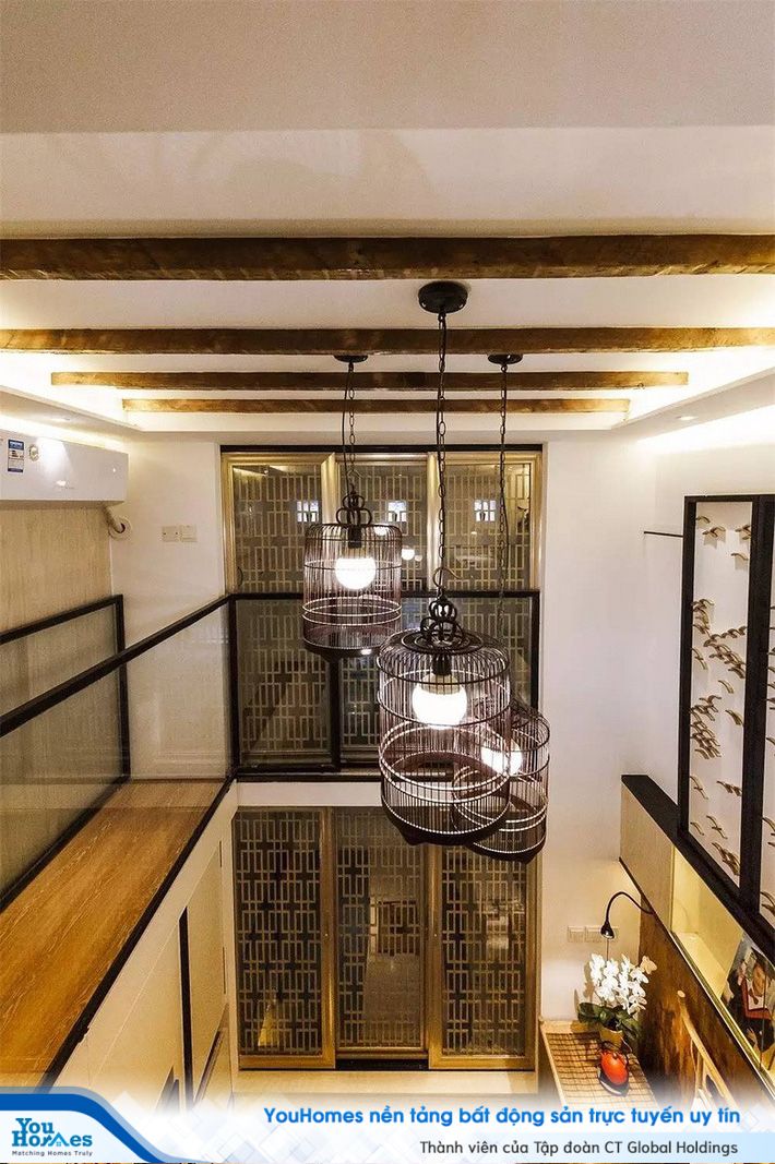 Đèn chùm thả trần tạo nên vẻ đẹp cuốn hút đầy nghệ thuật cho không gian.