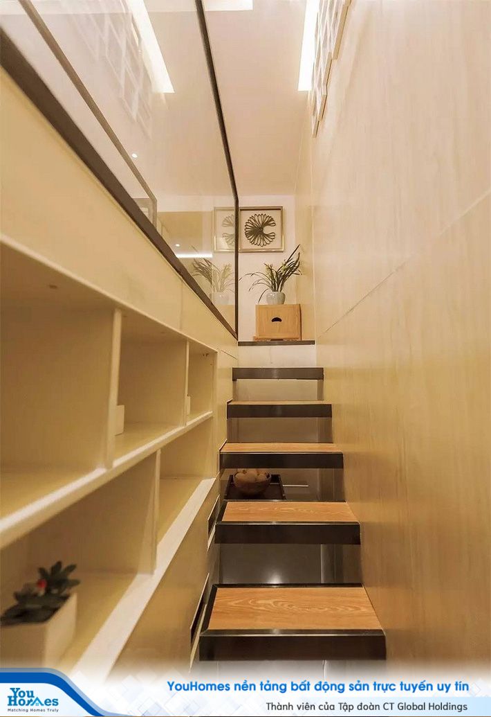 Cầu thang ẩn nhỏ gọn đủ để di chuyển lên các tầng phía trên.