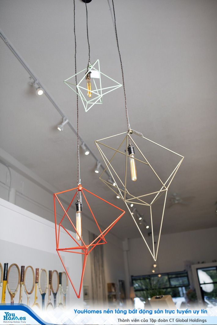 Một loạt các đèn mặt dây hình học với nhiều màu sắc khác nhau sẽ làm cho không gian của bạn khác biệt hơn.