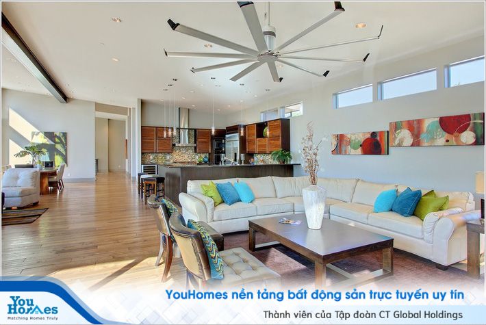 Nên tránh việc treo quạt trần phía trên giường nằm hay bàn trà phòng khách.