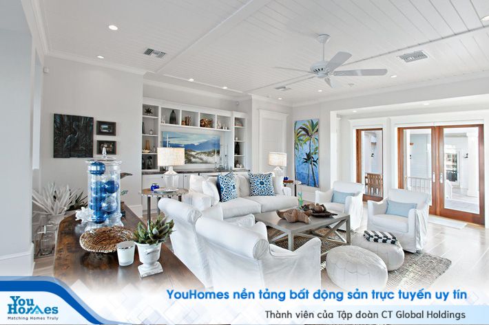 Không nên lắp quạt trần gần cửa.