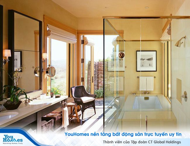 Nhờ có thiết kế cửa sổ lớn mà dường như không gian phòng tắm trông rộng rãi hơn nhiều.