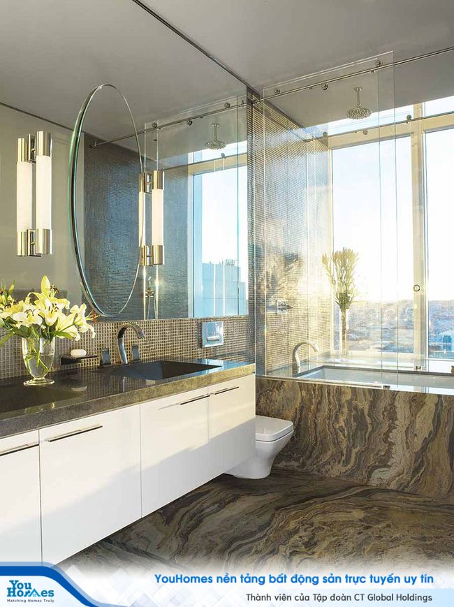 Gương treo tường không chỉ phản sáng cho toàn căn phòng mà cũng có công dụng lớn trong việc tạo ảo giác căn phòng rộng hơn.