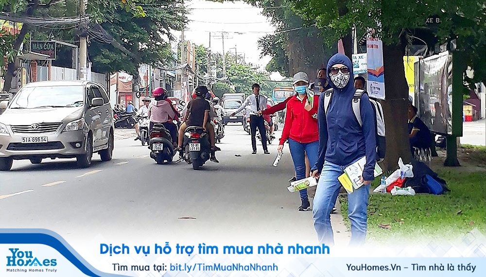 Nhân viên môi giới "xuống đường" tìm khách hàng