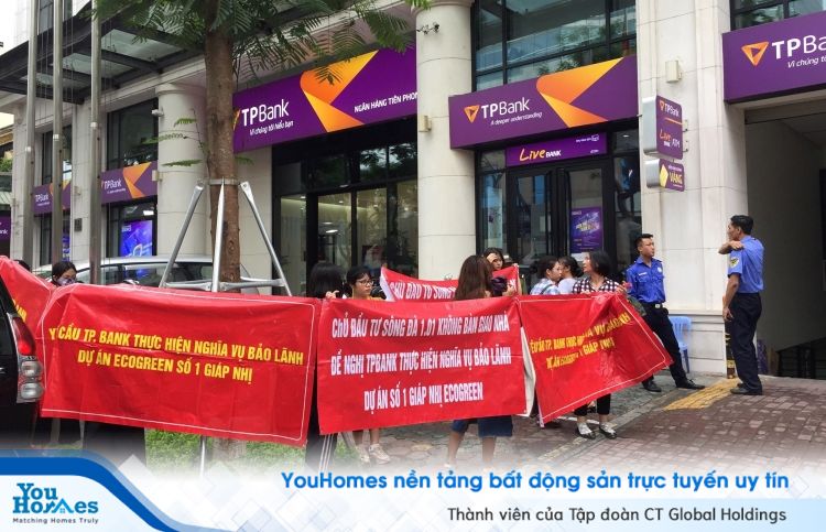 Chủ đầu tư không bàn giao nhà, khách hàng tập trung yêu cầu ngân hàng thực hiện nghĩa vụ bảo lãnh.