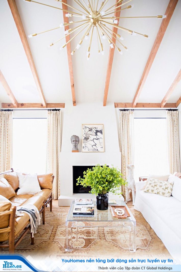 Vật liệu khác nhau như gỗ, acryl và da làm cho không gian phòng khách bắt mắt và thú vị hơn.