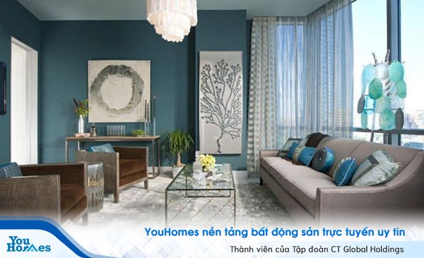 Căn phòng mang lại cảm giác thư giãn tuyệt đối, chủ nhân đã rất tinh tế khi lựa chọn màu tường, ghế sofa, thảm, gối,... rất "ăn rơ" với nhau. Đây quả là góc hoàn hảo cho một ngày gió lạnh.