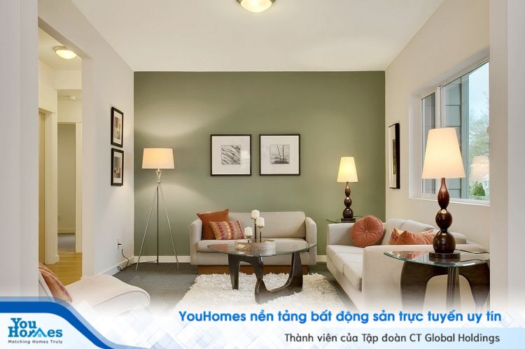 Màu xanh của lá xô thơm, màu cam đất của gối nội thất và màu nâu gỗ cổ điển đã thực sự "thắp lửa" cho căn phòng. Đây là gợi ý thích hợp cho những ai muốn có riêng cho mình một phong cách mà không muốn quá mạo hiểm.