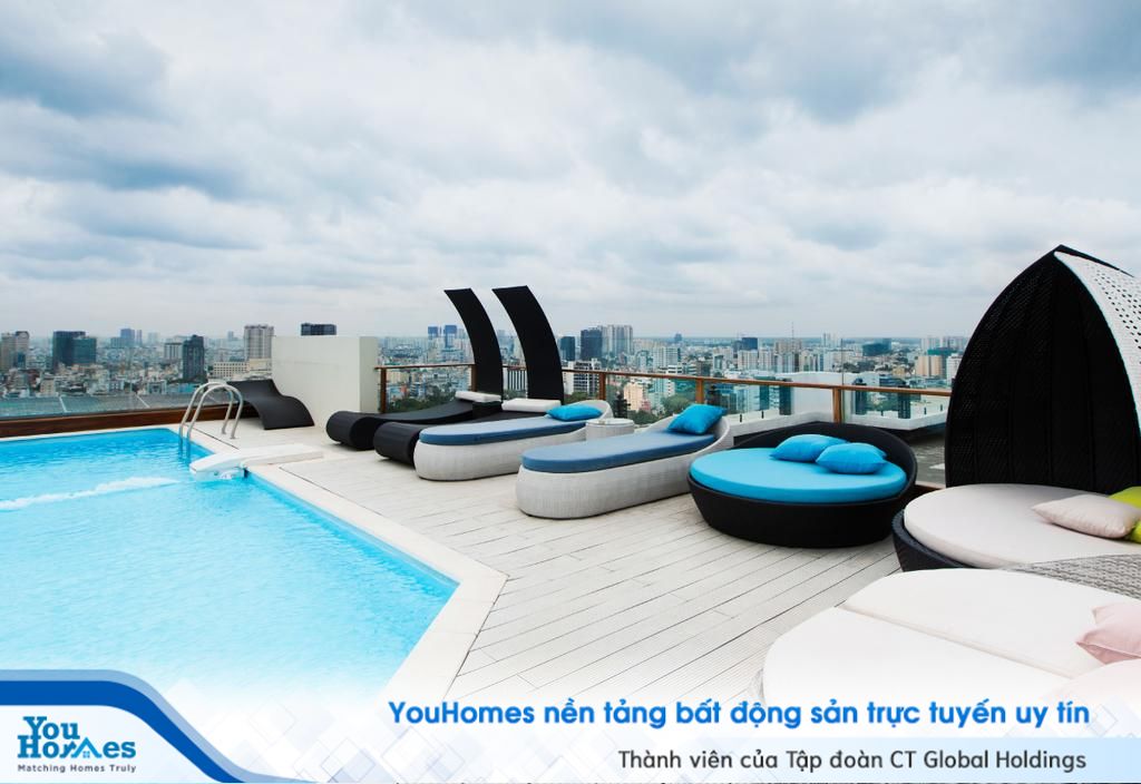 Từ hồ bơi trần tầng thượng Sky Pool, bạn có thể ngắm trung tâm thành phố