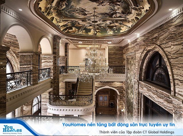 Với diện tích 300m2, đại sảnh của dự án luôn tràn ngập ánh sáng từ chùm đèn pha lê tinh xảo, của vòm trần cong cao 15m, bao phủ bởi bức tranh sơn dầu vẽ tay 6 tháng do họa sỹ từ Italia vẽ.