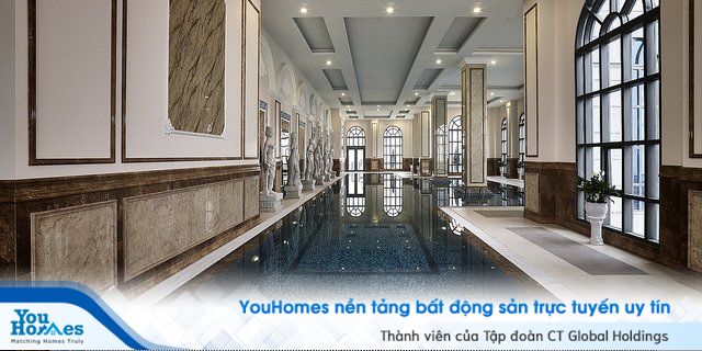 Hai bể bơi bốn mua được đặt tại tầng thượng của tòa tháp với diện tích 211m2/bể đối xứng nhau, một trong nhà và một ngoài trời trang trí theo phong cách Hoàng gia với cột đá cẩm thạch khảm ngọc và phù điêu điểm xung quanh.