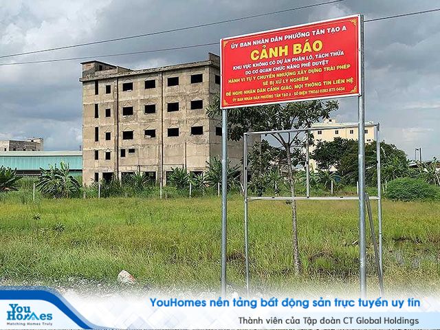 Dự án ma tại phường Tân Tạo A, quận Bình Tân, TP.HCM. Phường Tân Tạo A dựng biển cảnh báo đã bị đối tượng kinh doanh trái phép phá hỏng (khung sắt nhỏ) nên phải dựng lại biển mới (biển to).