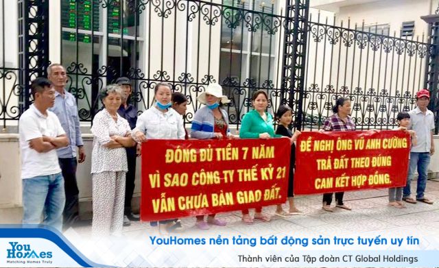Đòi nhà 7 năm không được, khách căng băng rôn phản đối Bình Trưng Tây - Ảnh 1.