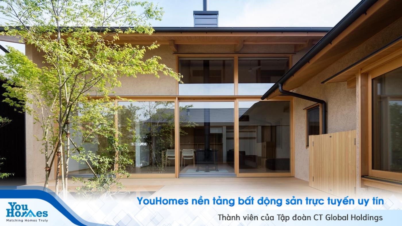 Ngôi nhà gỗ với phần mặt tiền bằng kính giúp căn nhà kiểu Nhật tràn ngập ánh nắng.